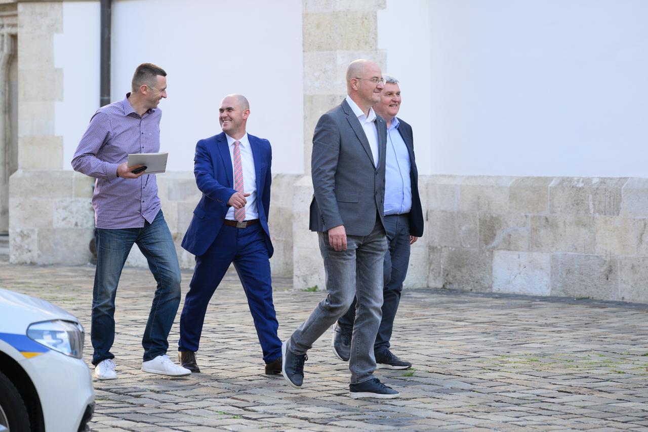Zagreb: Članovi predsjedništva Domovinskog pokreta dolaze na pregovore u Banske dvore