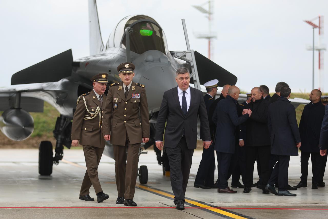 Državni vrh razgledao nove borbene avione i fotografirao se s pilotima i zapovjednicima
