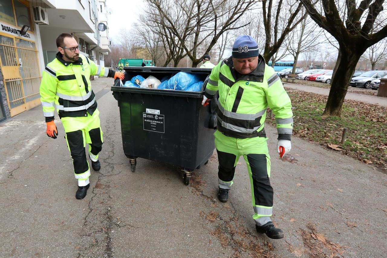 Zagreb: Gradonačelnik Tomašević s radnicima Čistoće skupljao nakupljeni otpad