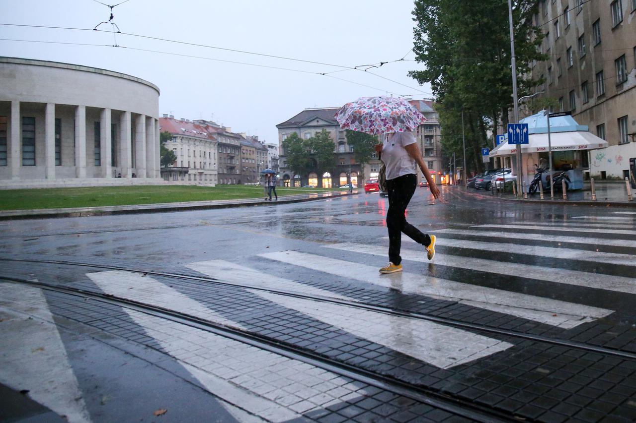 Grmljavina i kiša u večernjim satima zahvatila Zagreb