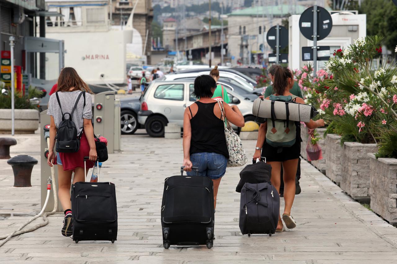 Rijeka: Dolazak turista s putnim torbama u grad