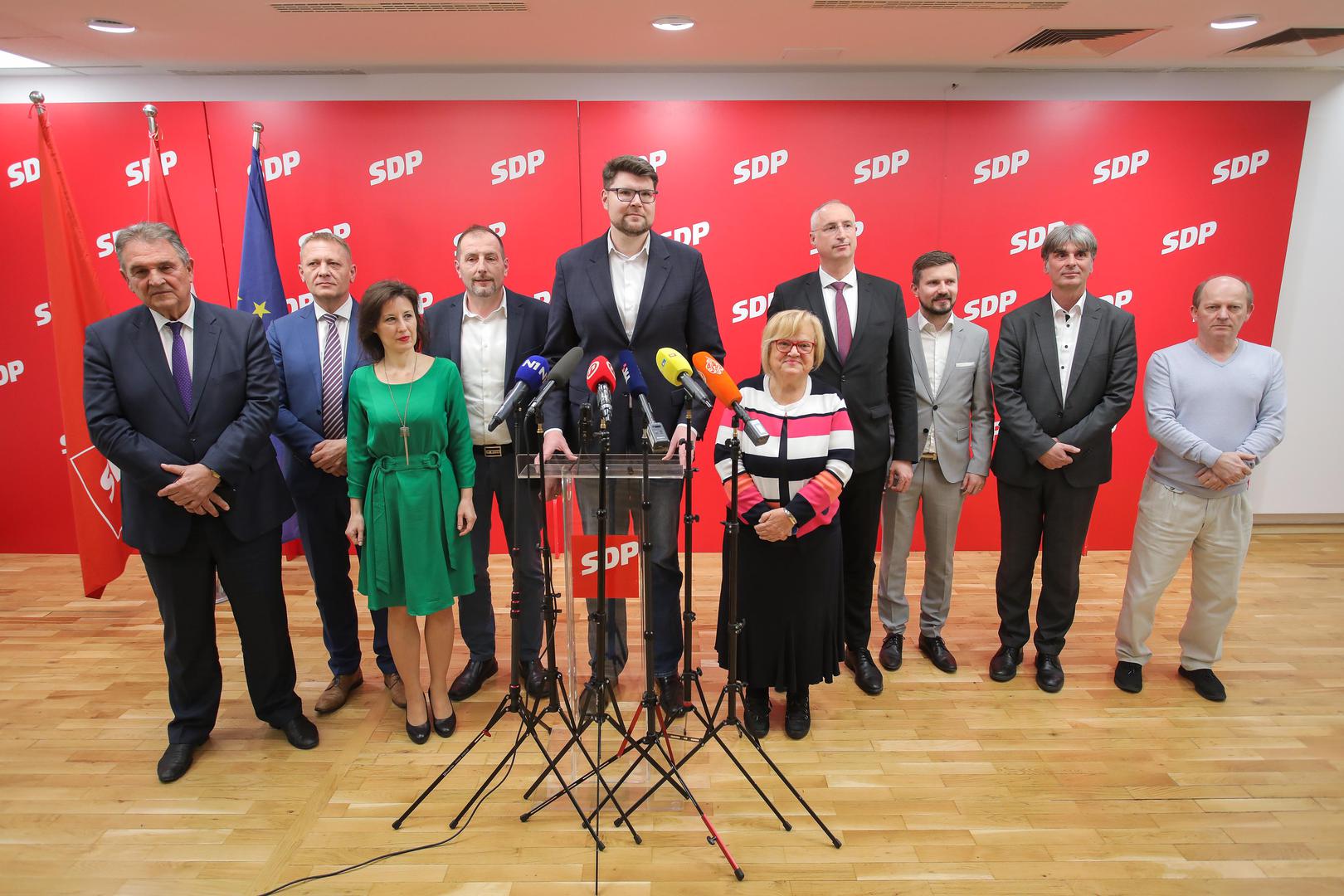 Deset političkih stranka ljevice i centra postignulo je dogovor o zajedničkom izlasku na predstojeće parlamentarne izbore, o čemu je, nakon sastanka održanog u središnjici SDP-a u utorak navečer, izvijestio čelnik te stranke Peđa Grbin rekavši da je riječ o koaliciji Za bolju Hrvatsku.