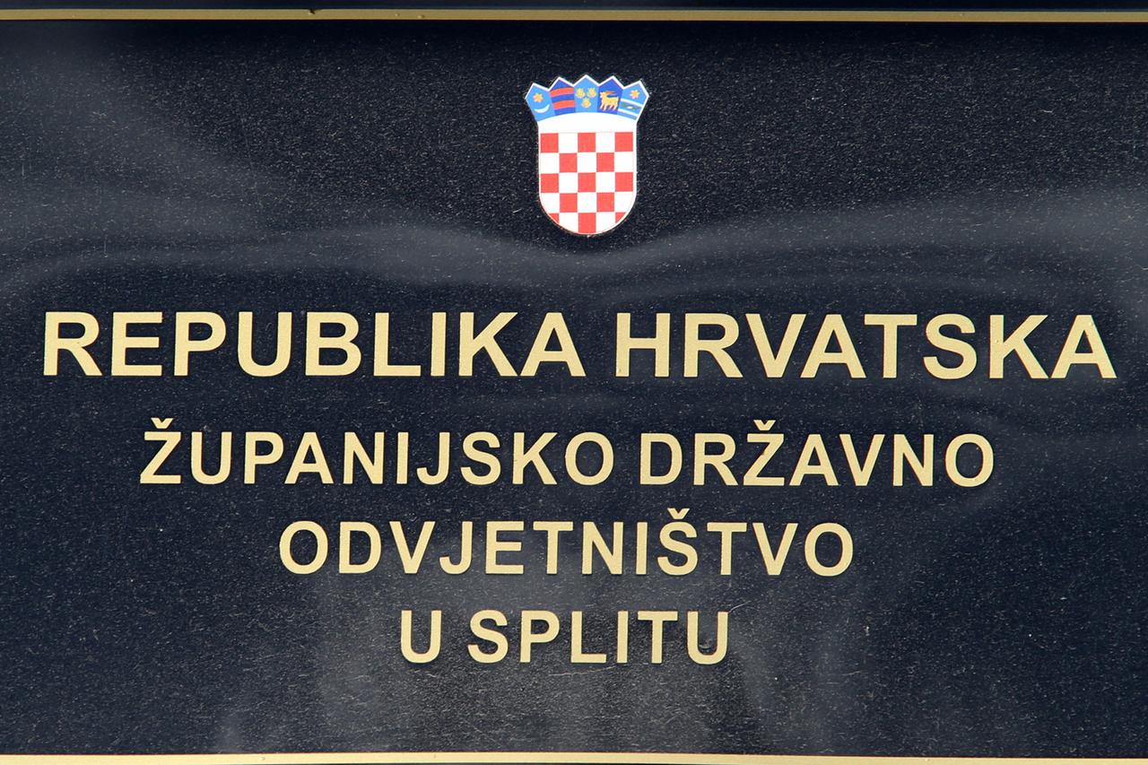Natpisi ustanova na zgradi Županijskog suda u Splitu