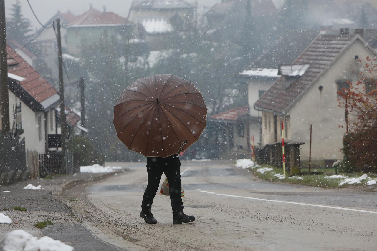 Tijekom poslijepodneva u Vrbovskom počeo padati snijeg