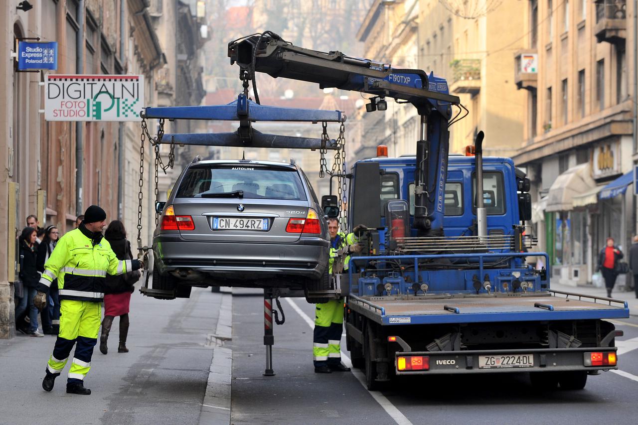 25.11.2010., Zagreb - Zagreb parking dize nepropisno parkiran u Gundulicevoj ulici. Photo: Marko Lukunic/PIXSELL