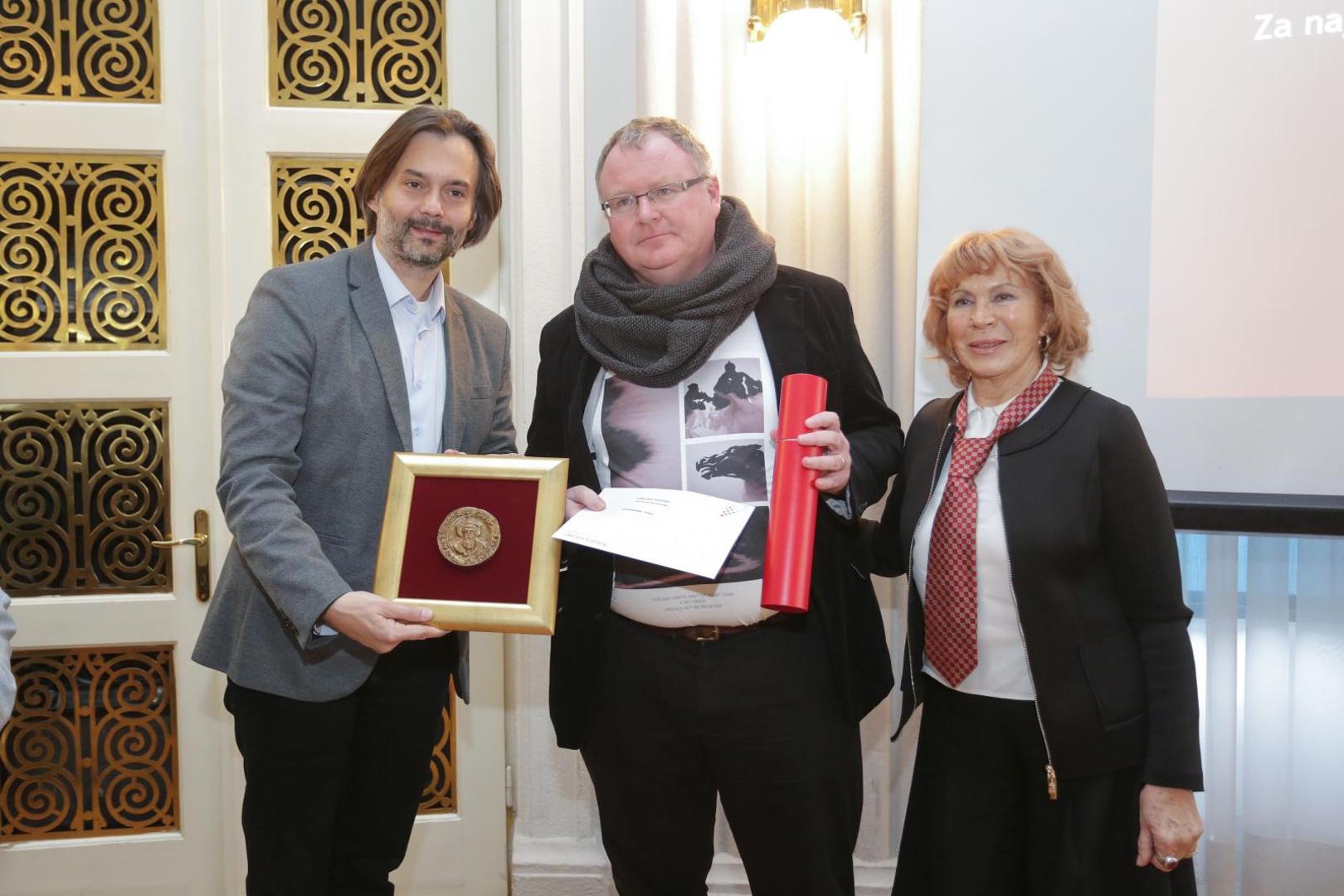 Glavni urednik Večernjeg lista Dražen Klarić preuzeto je nagradu FIJET-a u Novinarskom domu. S njim na fotografiji Paul Bradbury i Tina Čubrilo.