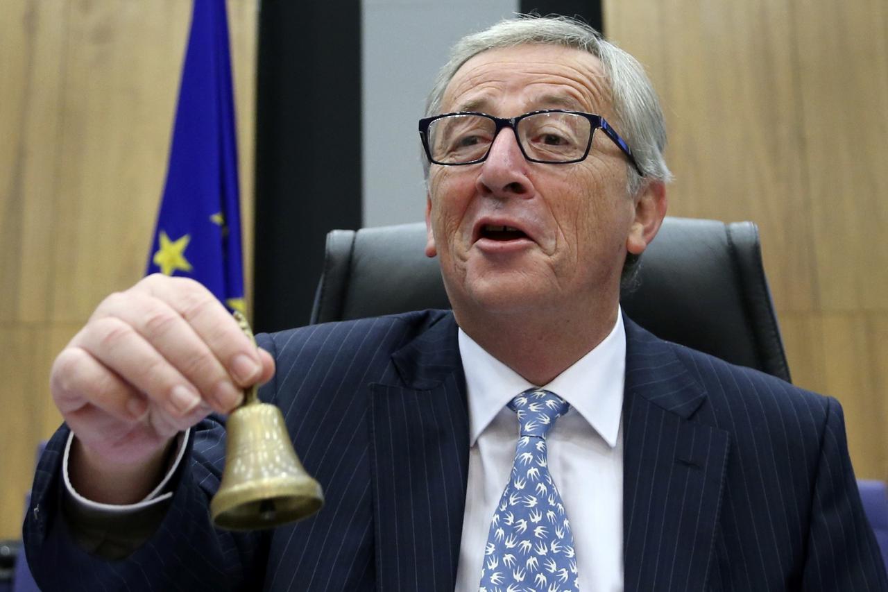 The European Commission's new President Jean-Claude Juncker rings the bell as he chairs the first official meeting of the EU's executive body at the EU Commission headquarters in Brussels November 5, 2014. REUTERS/Francois Lenoir (BELGIUM - Tags: POLITICS