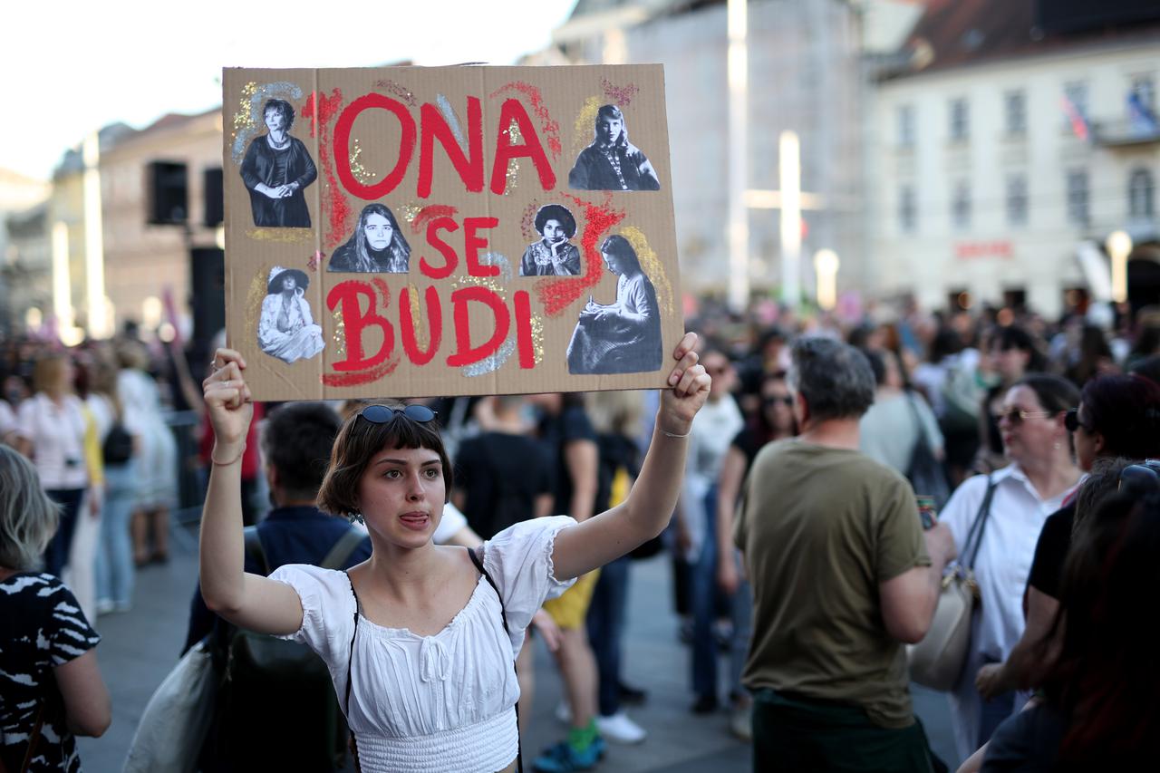 Zagreb: Na glavnom Trgu održan prosvjed "Dosta!" u znak solidarnosti za prekid trudnoće