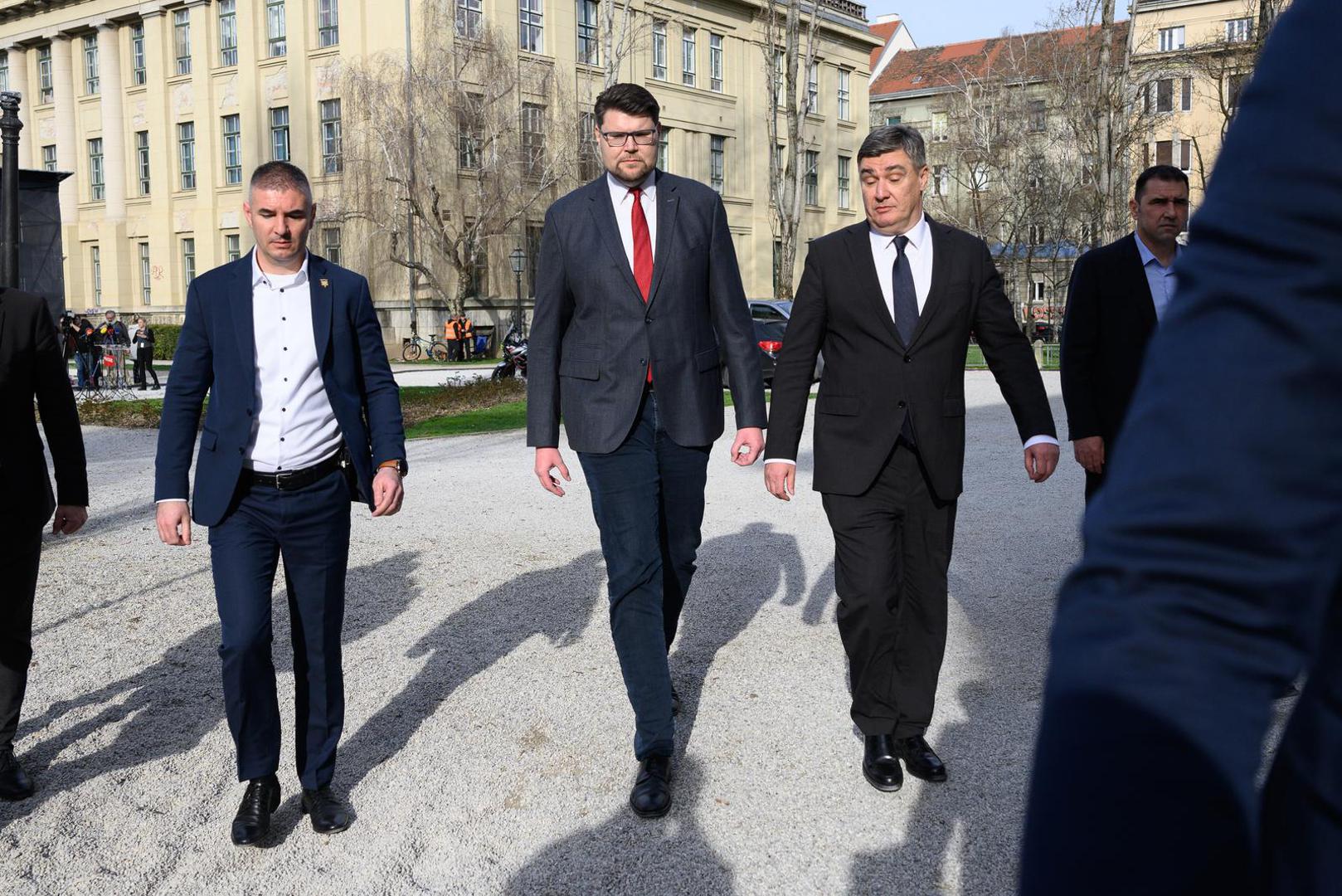 Pojavio se na konferenciji za medije predsjednika SDP-a Peđe Grbina i najavio kako planira na parlamentarne izbore