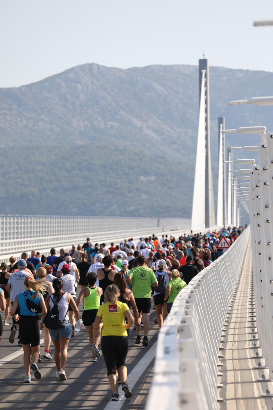 Počela je utrka 250 trkača svih generacija. Krenuli su od strane Brijeste i trče do sredine Pelješkog mosta