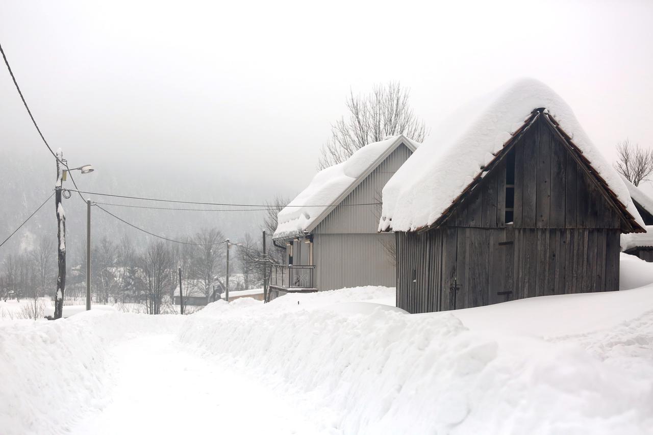Vojnici čistiil snijeg na području Gračaca