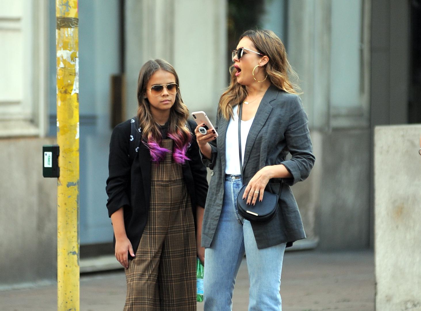 Na fotografijama snimljenim na ulicama Milana 37-godišnja Jessica i desetogodišnja Honor izgledaju kao dvije sestre  koje zajedno idu u šoping, a ne kao mama i kći. 