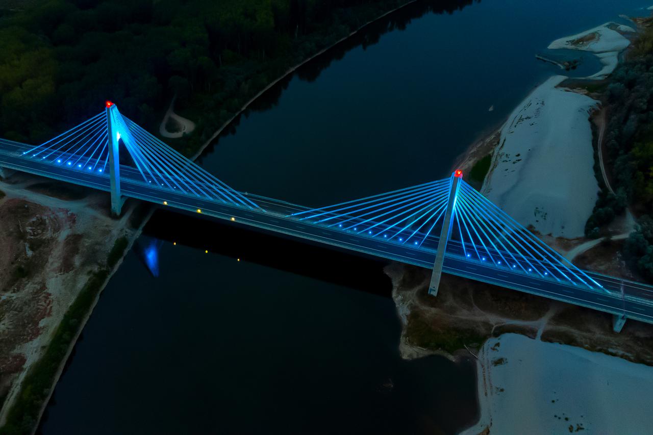 Osijek: Pogled iz zraka na most preko rijeke Drave osvijetljen plavim svjetlom