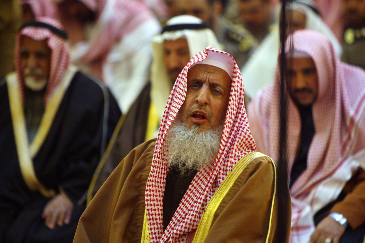 Sheikh Abdul Aziz Al-Asheikh, the Kingdom's grand mufti, prays during the funeral of the Saudi woman and her daughter who were killed in Chad, at the Grand Mosque in Riyadh February 6, 2008. A bomb attack on the residence of the Saudi ambassador to Chad k