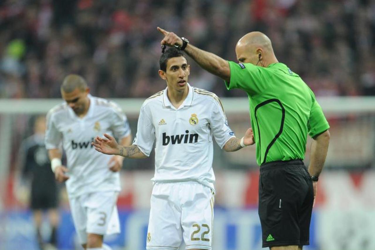 'Referee Howard Webb (R) gestures while Angel Di Maria of Madrid argues during the Champions League semi-final first leg soccer match between FC Bayern Munich and Real Madrid at the Allianz Arena in M