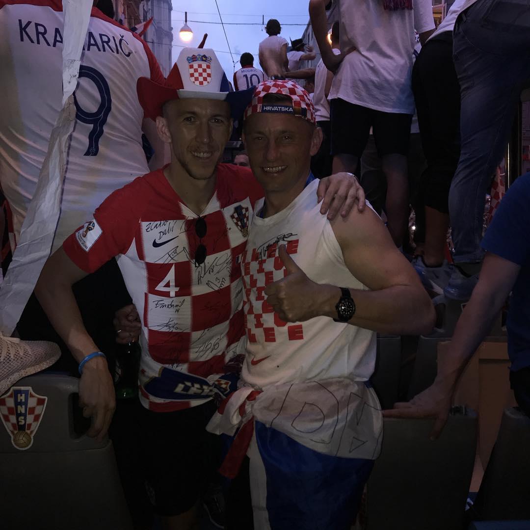 Ivan Perišić objavio je fotografiju na kojoj je zagrljen s Ivicom Olićem uz znakovitu poruku "betoni".