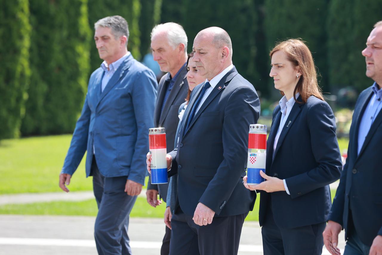 Vukovar: Ministar Medved pridružio se članovima Udruge "Vukovarske majke" te položio vijenac na Memorijalnom groblju