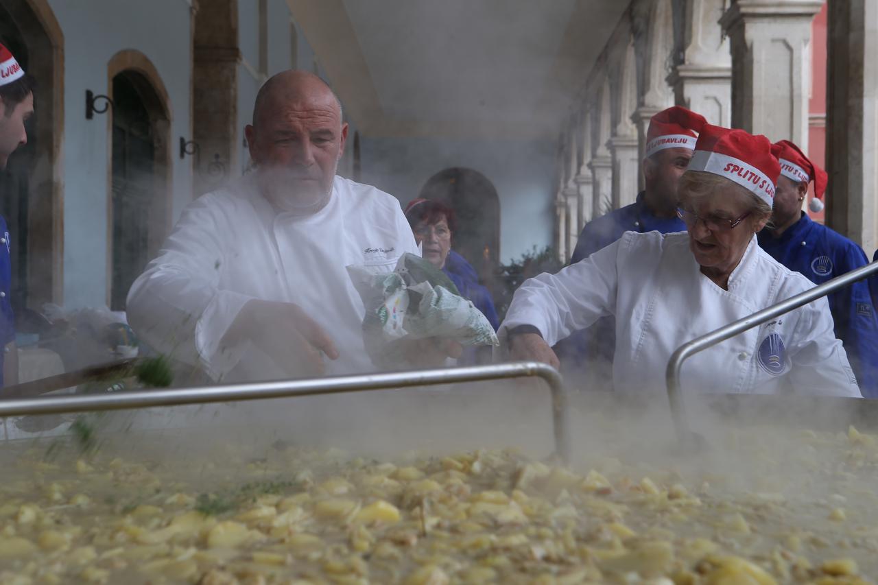 U Splitu podijeljeno 5000 porcija bakalara