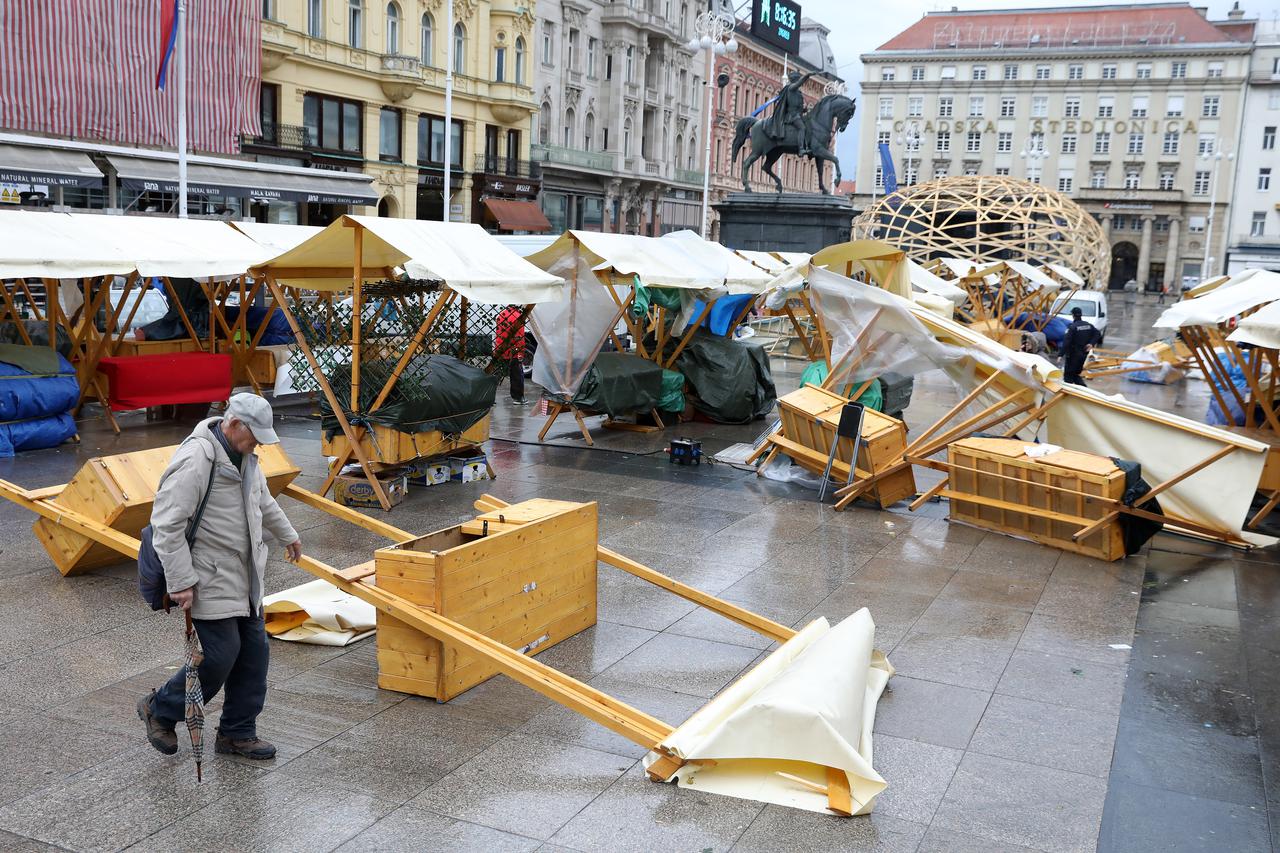 Zagreb: Jak vjetar prevrnuo štandove na Trgu bana Jelačića