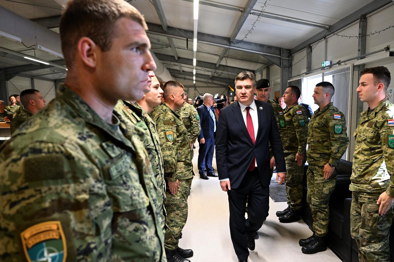 Predsjednik Milanović posjetio hrvatske vojnike u NATO bazi u Rukli