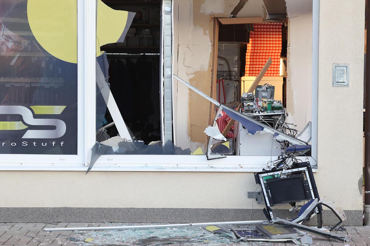 Klinča sela: Eksplozivom raznesen bankomat Raiffeisen banke 
