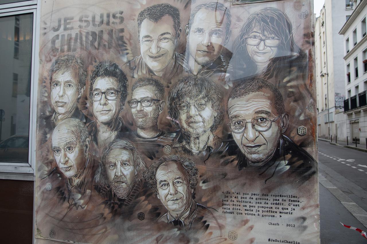 Illustrations devant les locaux de Charlie Hebdo après la commémoration de l'attentat contre ses journalistes à Paris