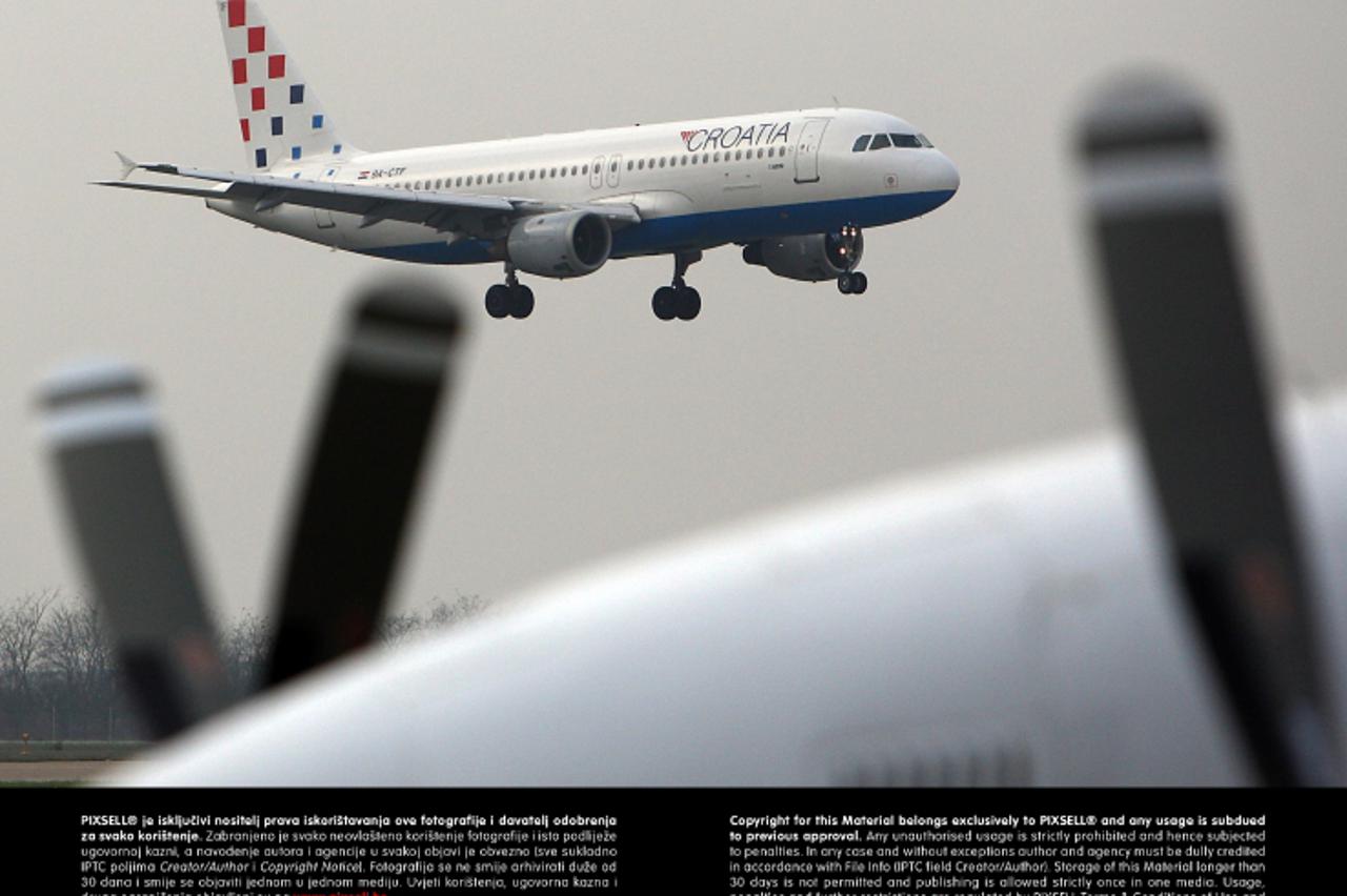 '15.11.2008.,Zagreb-Avion kompanije Croatia Airlines slijece na aerodrom Pleso. Photo: Jurica Galoic/24sata'