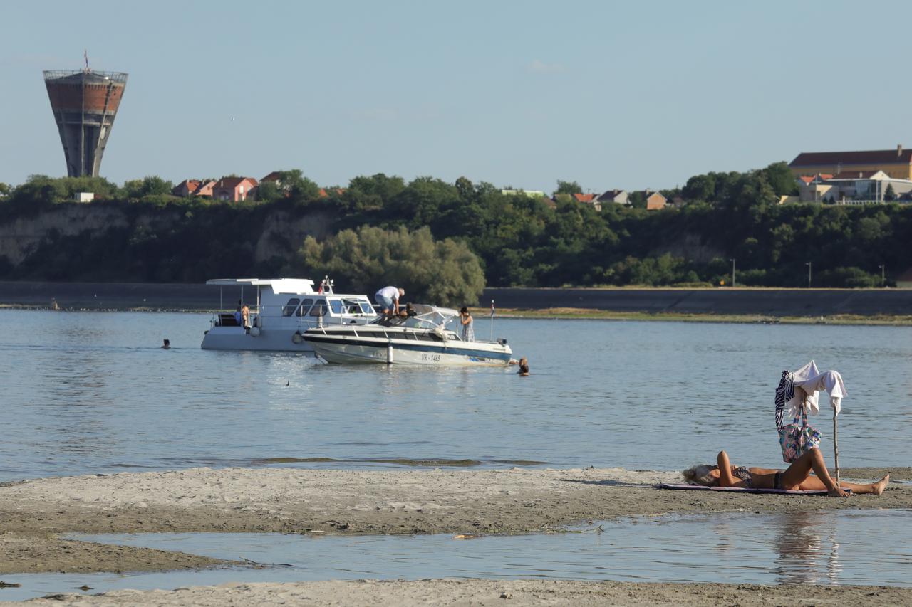 Vukovar: Građani iskoristili vruće ljetne dane za odmor na Vukovarskoj Adi
