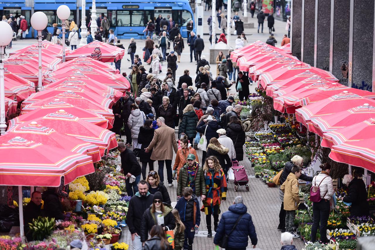 Zagreb: Građani iskoristili lijepo vrijeme za kupovinu namirnica i cvijeća u centru