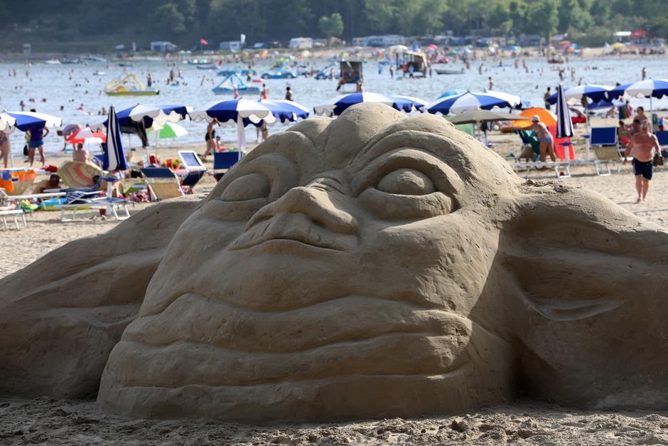 Lopar: Festival skulptura na temu Ratova zbvijezda održan na Rajskoj plaži