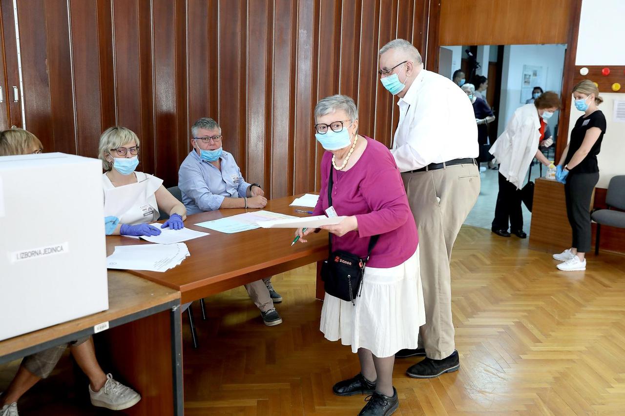Zagreb: Građani izlaze na birališta kako bi dali svoj glas za zastupnike Hrvatskog sabora