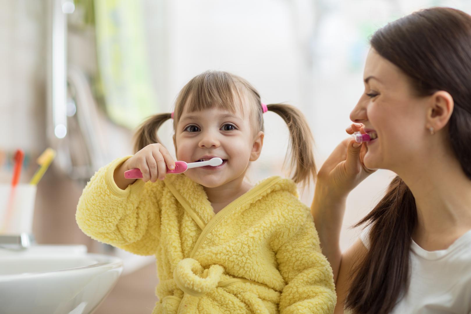 Pljujte, ne ispirite: 'Vaše bi dijete nakon četkanja trebalo pljunuti jer ne želite isprati fluorid', kaže dr. Jethwa. Ali, isperite vodom nakon obroka kako biste uklonili bakterije preostale na zubima. Dodaje: 'Ovo ne smije zamijeniti četkanje, ali može pomoći u održavanju dobre oralne higijene'.