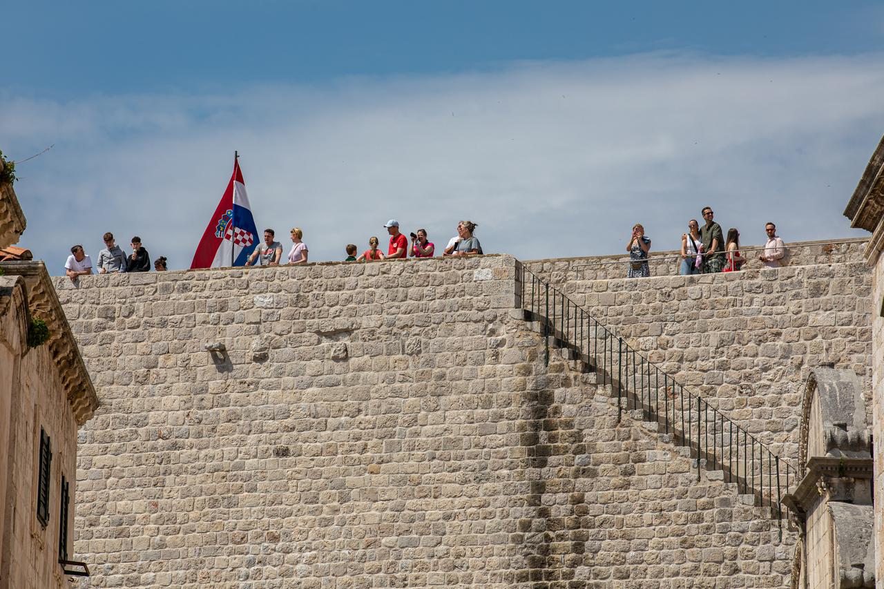 Sve brojniji turisti u obilasku znamenitosti Dubrovnika