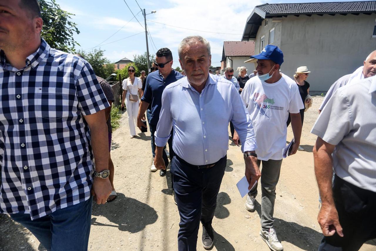 Bandić s kandidatima na listi Stranke rada i solidarnosti družio se s građanima u Kozari putevima