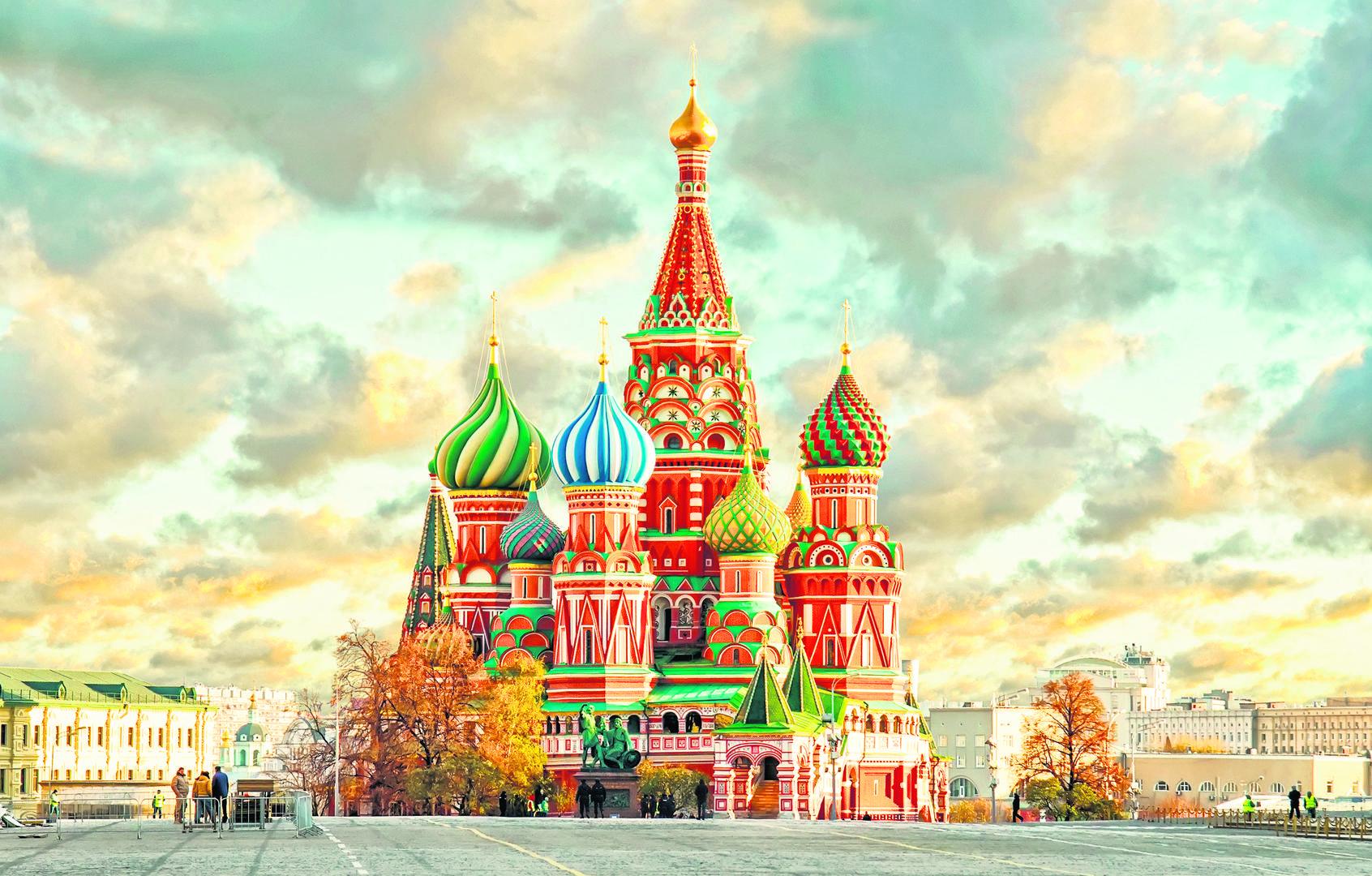 Na Crvenom trgu nalaze se dvije najpoznatije moskovske građevine, katedrala Sv. Vasilija Blaženog i Lenjinov mauzolej. Rusija će potrošiti ukupno 15,5 milijardi eura za organizaciju prvenstva.