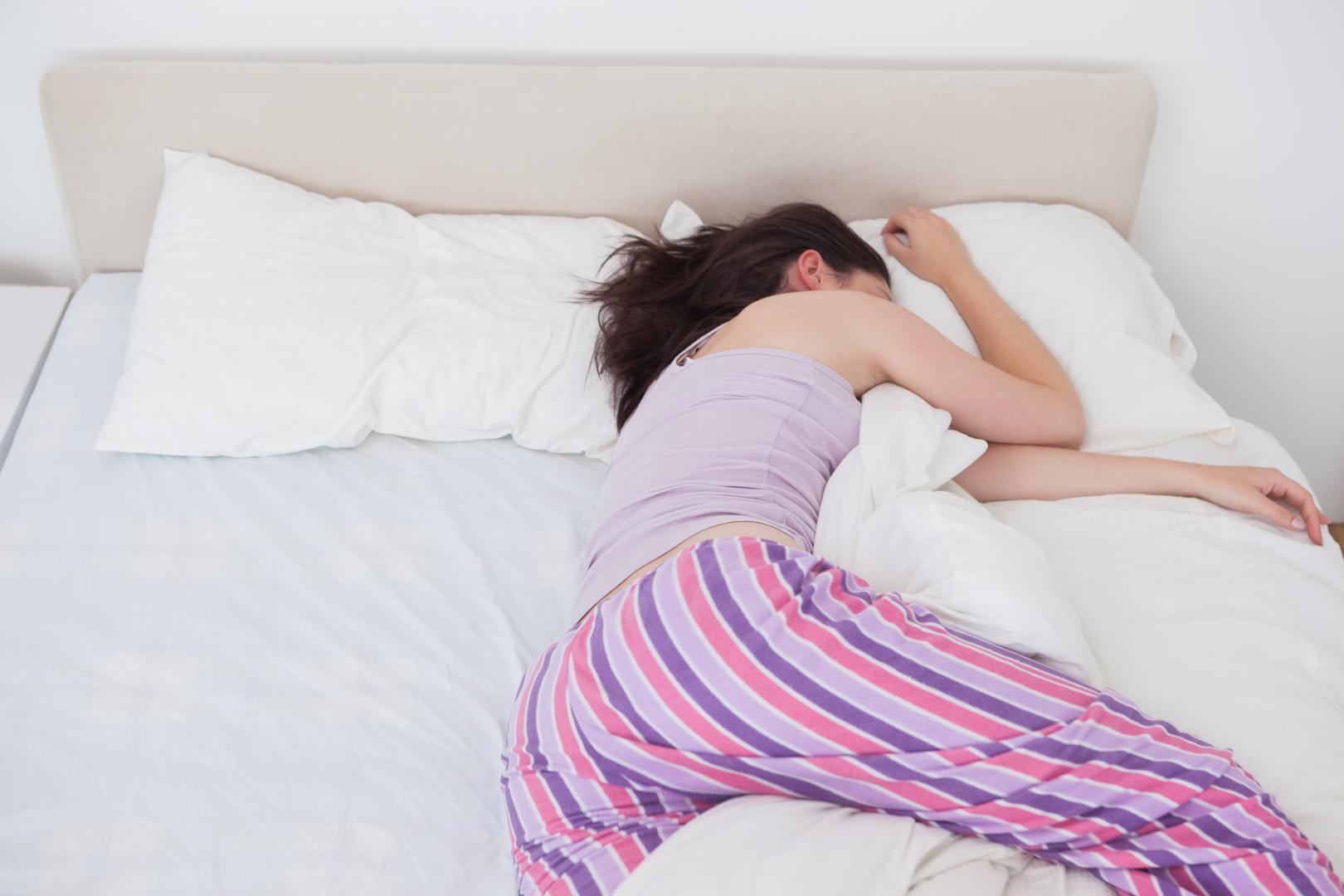 9. 'Snoozanje' alarma je dobar trik za duže spavanje: Produživanjem sna mozak se ponovno vraća u novi REM ciklus, a kada se jednom konačno odlučimo ustati tijelo će biti omamljeno i iscrpljeno.