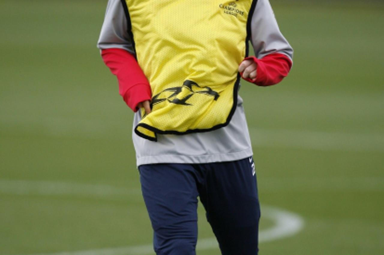 'Arsenal\'s Russian player Andrey Arshavin plays with a ball during an Arsenal training session, on the eve of their Champions League Group H match against Standard Liege at Arsenal\'s training facili