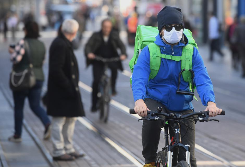 Zagreb: Građani sve više nose maske na otvorenom zbog sve većeg broja zaraženih