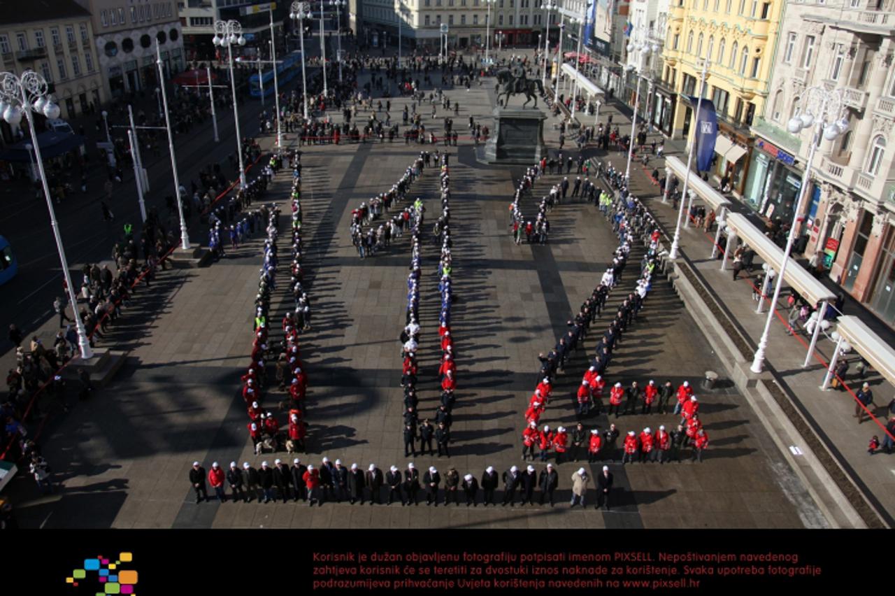 \'11.02.2011., Zagreb - Na trgu bana Josipa Jelacica Sime Strikoman organizirao i fotografirao milenijsku fotografiju u kojoj su sudjelovali spasioci koji su svojim tijelima nacilinili broj 112. Photo