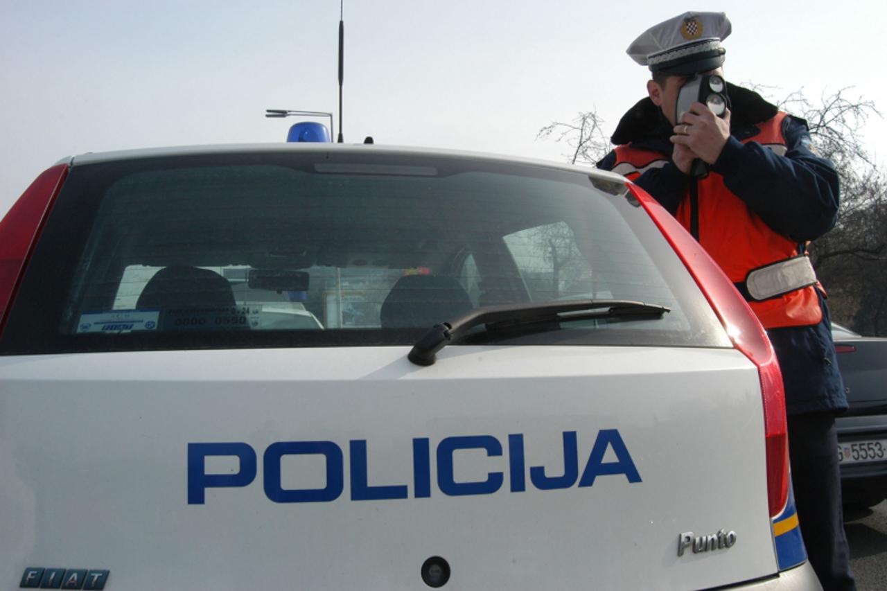 'auto zagreb, 14.02.2006. prometna policija, kontrola brzine, rucni radar  starlaser,   snimio Patrik Macek'