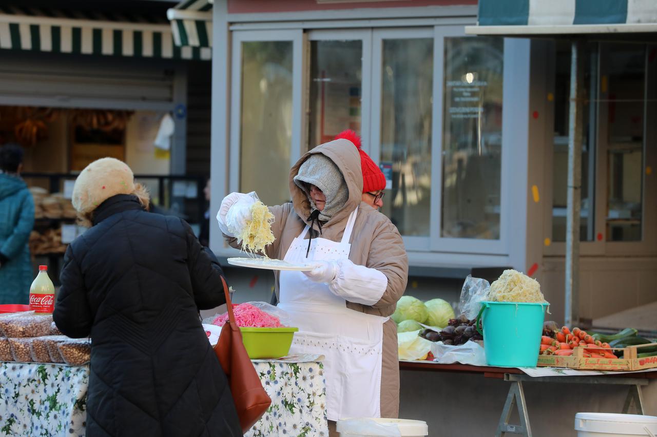 Rijeka: Hladnoća otežava posao trgovcima na tržnici