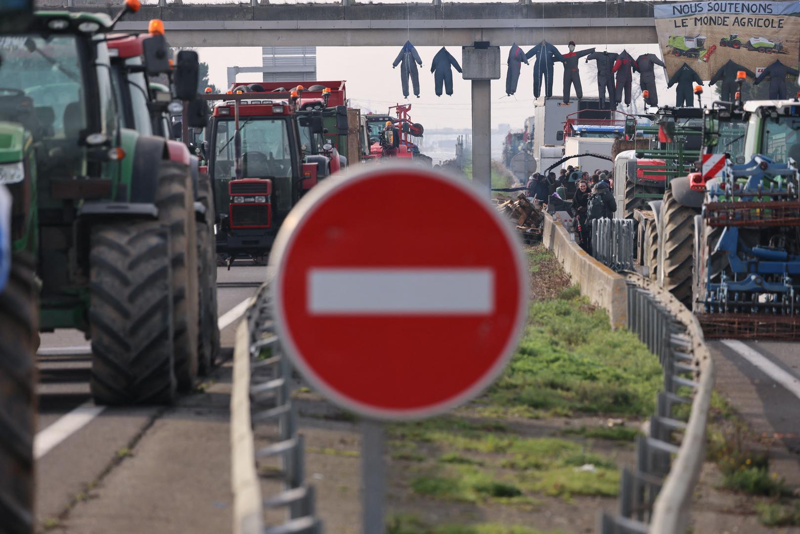 Francuska želi ovaj tjedan donijeti odluku o promjeni propisa Europske unije o zaštiti okoliša vezano uz poljoprivredne površine koje moraju ostati neobrađene prema novim pravilima o bioraznolikosti, kako bi pomogla francuskim poljoprivrednicima, rekao je u ponedjeljak ministar poljoprivrede Marc Fesneau.