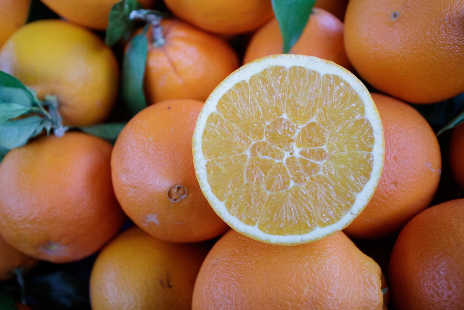 Naranče su najbolji izvor vitamina C – Jagode zapravo sadrže više vitamina C nego naranče. 100 grama jagoda sadrži 57 mg vitamina C, dok ista količina naranči sadrži 42 mg. Samo sedam jagoda potrebno je da zadovoljite dnevnu potrebu za vitaminom C koji doprinosi normalnom funkcioniranju imunološkog sustava.