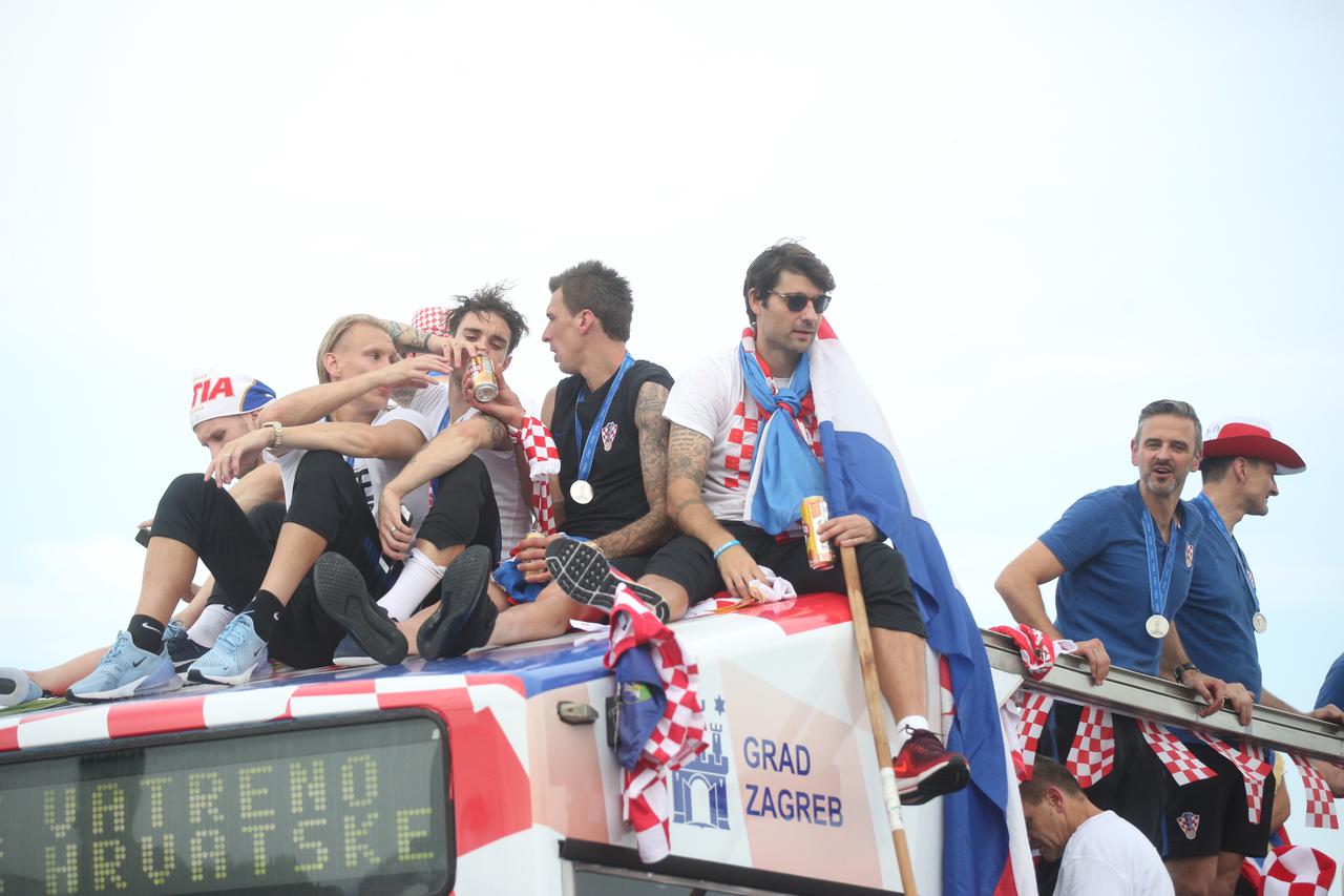16.07.2018., Zagreb - Okupljeni gradjani na Mostu slobode pozdravljaju Vatrene nakon povratka sa Svjetskog prvenstva, gdje su osvojili srebrnu medalju