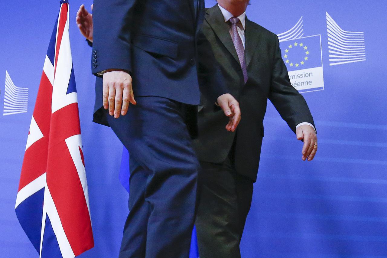 British Prime Minister David Cameron (L) is welcomed by European Commission President Jean-Claude Juncker in Brussels, Belgium January 29, 2016. The European Union is offering Britain a new 