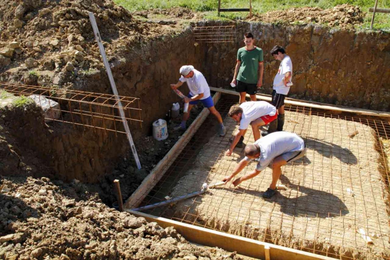 'Var \\u0096 12. 08. 2010., Bedenec \\u0096 Mjestani Bedenca dobrovoljnim radom poceli su graditi etnokucu. PHOTO:  Ljiljana Risek'