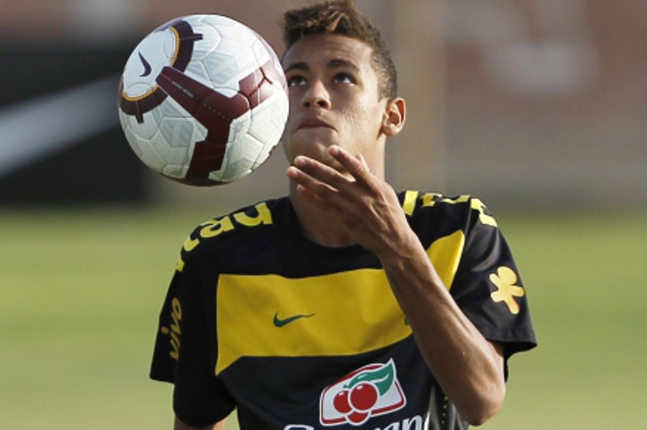 'Neymar of Brazil\'s U-20 team plays with three balls during a training session in Tacna January 19, 2011. Brazil will face Colombia in their second match for the Conmebol South America U-20 soccer ch