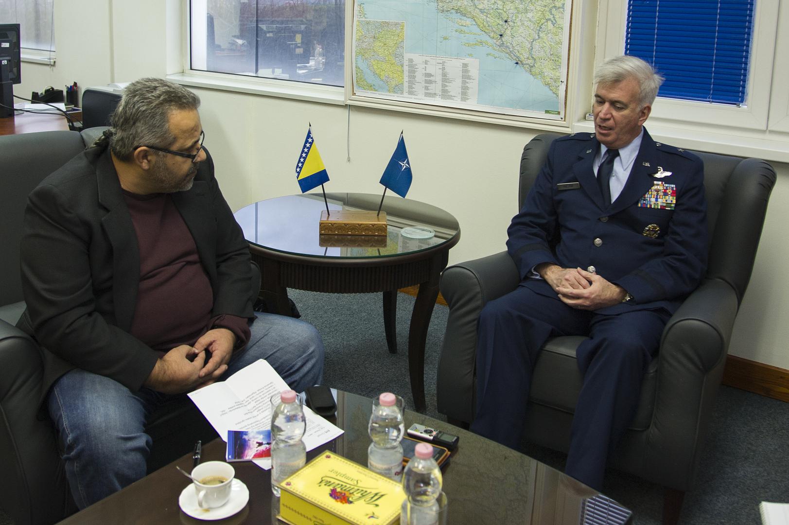 Novinar Večernjeg lista i zapovjednik Stožera NATO-a u Sarajevu tijekom razgovora