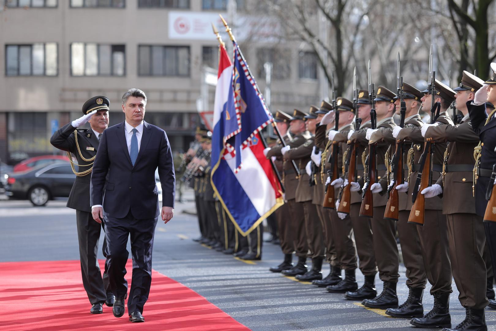 Predsjednik Zoran Milanović prvi je prošetao crvenim tepihom uoči preuzimanja dužnosti načelnika Glavnog stožera viceadmirala Roberta Hranja.