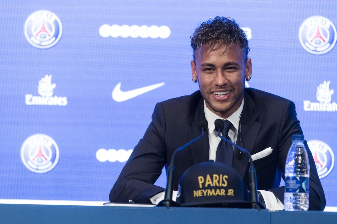 Conférence de presse de Neymar Jr pour son entrée au club de football PSG (Paris Saint-Germain)